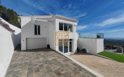 A beautiful, renovated villa with panoramic sea views.